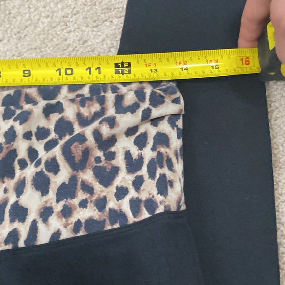 Victoria secret leggings women’s small animal print and black bottoms - Picture 9 of 10